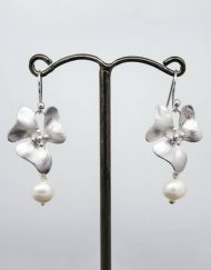 Elegant flower and pearl drop earrings