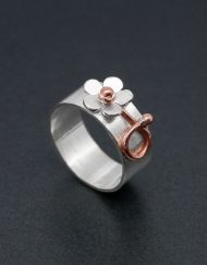 Wide single daisy ring in silver and copper.