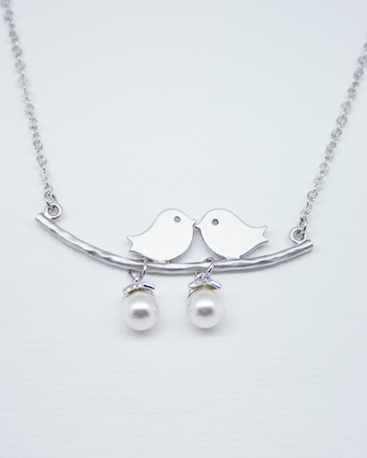 Two bird pearl necklace