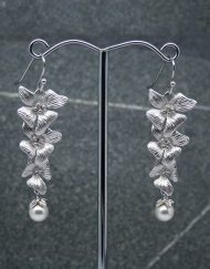 Hibiscus flower and pearl earrings