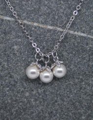 Three pearl drop necklace