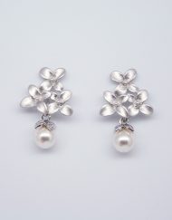 Flower & pearl drop earrings