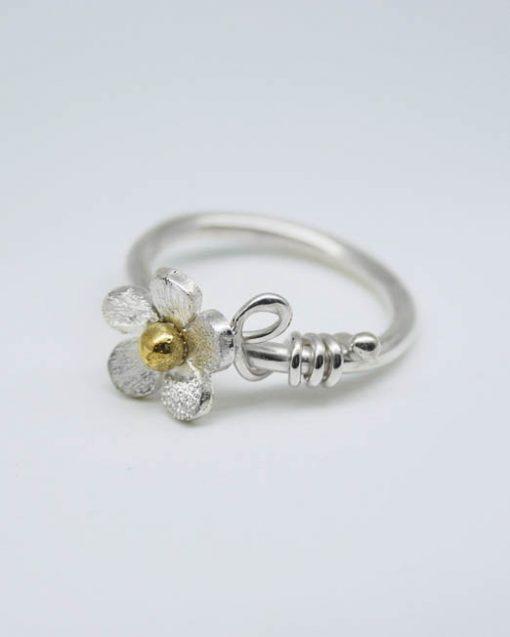 Silver single daisy ring with bead and vine