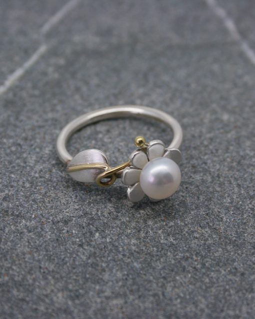 Silver and pearl daisy ring with leaf and vine