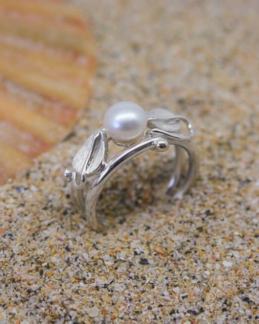 Double band silver and pearl ring with leaves and vines