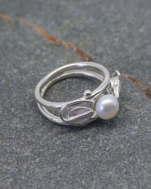 Double band silver and pearl ring with leaves and vines